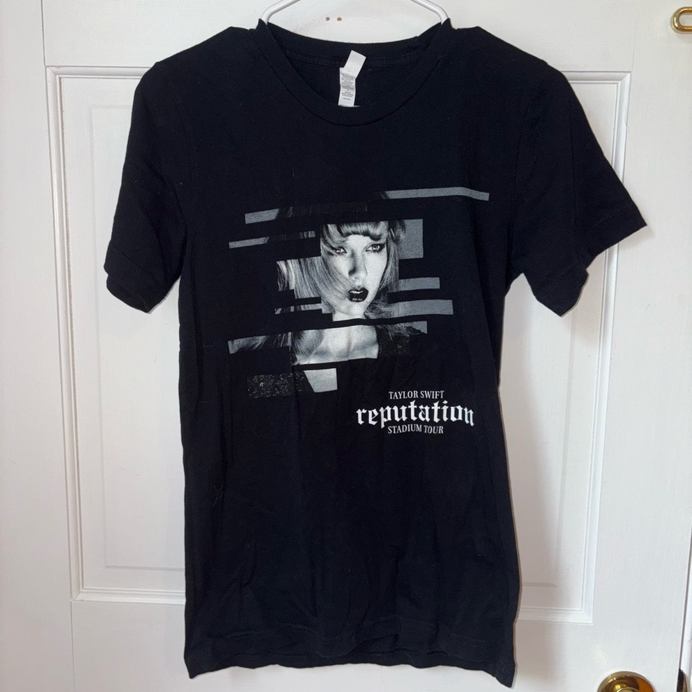 Taylor Swift Reputation Tour Concert T-Shirt 2018, Size Small (S) - Black White